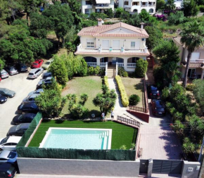 VILLA MIRAFLORES-center and beach